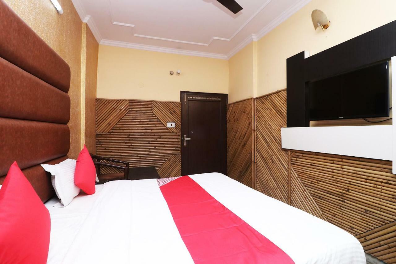Oyo 29304 Hotel Pooja Yamuna Nagar Bagian luar foto